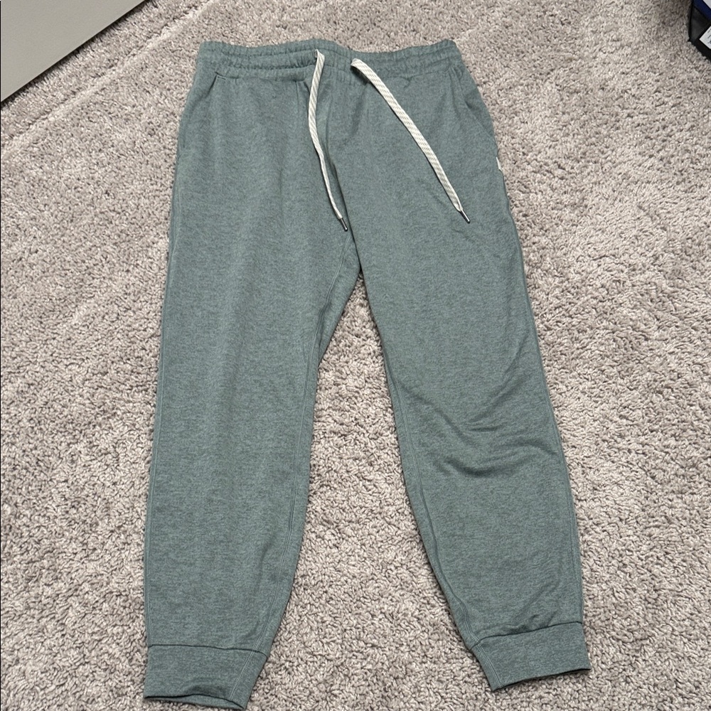 Vuori performance joggers XS- never worn